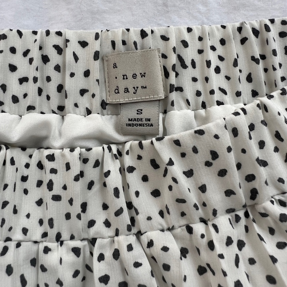 Pleated, polka dot midi skirt 🤍🖤